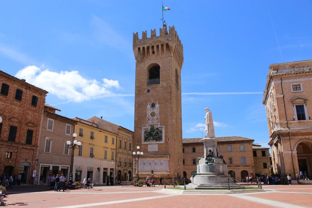 Recanati-piazza-Leopardi-torre-civica_Foto-LB-2-1024x683