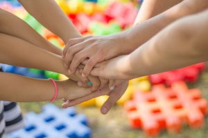 mani-bambini-bambine-ragazzi-ragazze-amicizia