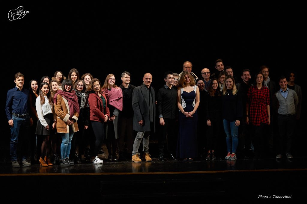 Studenti-con-Ziyu-He-e-Marie-Sophie-Hauzel-sul-palco-TLR