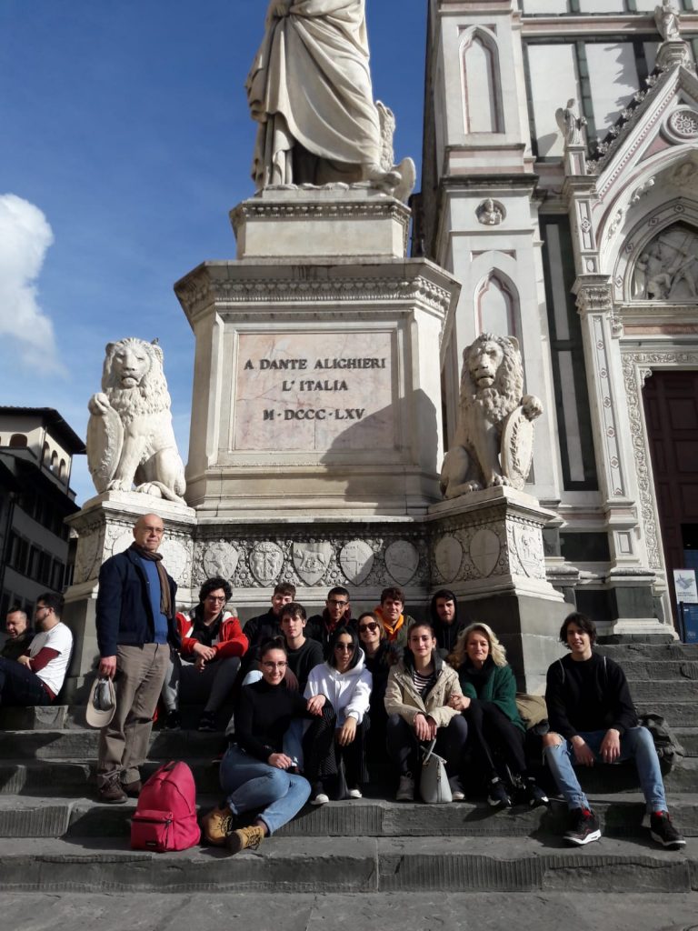 I-ragazzi-del-Bonifazi-e-i-loro-docenti-a-Firfenze-sotto-il-monumeto-di-Dante