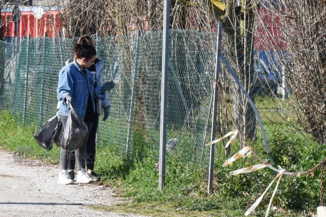 ragazzi-liceo-puliscono-pista-ciclabile-foce-chienti-civitanova-FDM-1-650x434