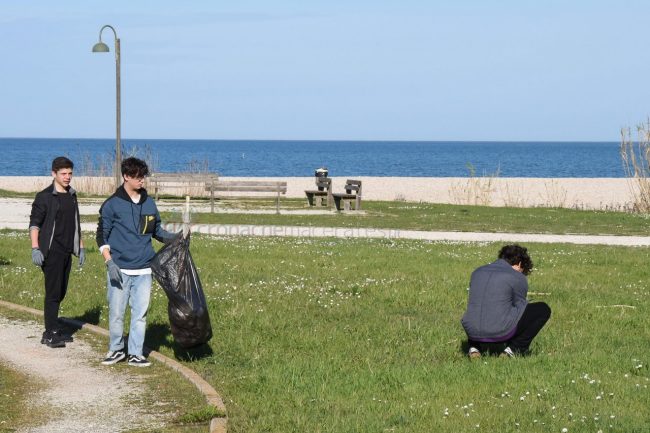 ragazzi-liceo-puliscono-pista-ciclabile-foce-chienti-civitanova-FDM-4-650x433