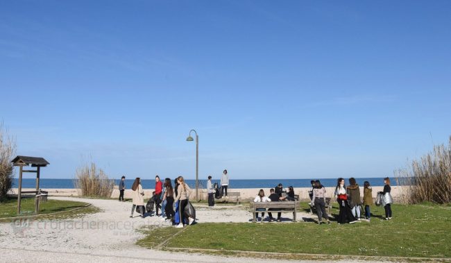 ragazzi-liceo-puliscono-pista-ciclabile-foce-chienti-civitanova-FDM-6-650x379