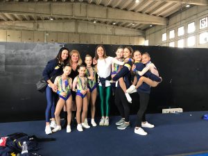 Arianna-Ciucci-Marianna-Ferragina-e-la-squadra-della-Ginnastica-Macerata-con-il-presidente-dellUnione-Europea-Ginnastica-Cristina-Casentini