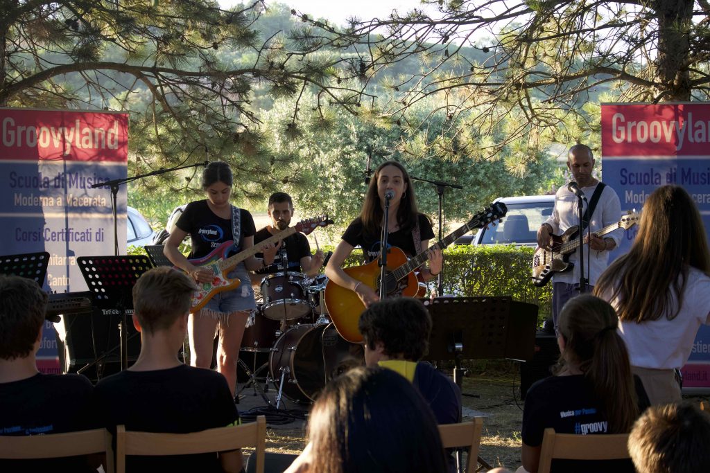 foto-di-una-band-di-allievi-durante-lesibizione-ridotta