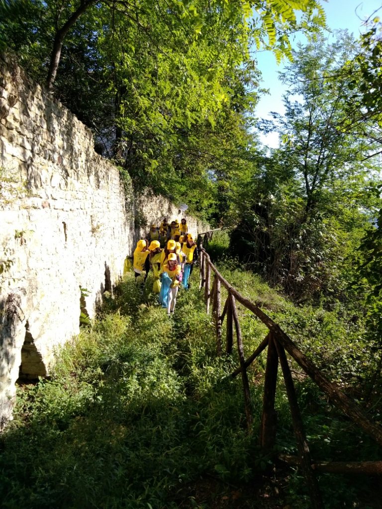 FOTO-2-RACCOLTA-SUL-PERCORSO-NATURALISTICO-768x1024