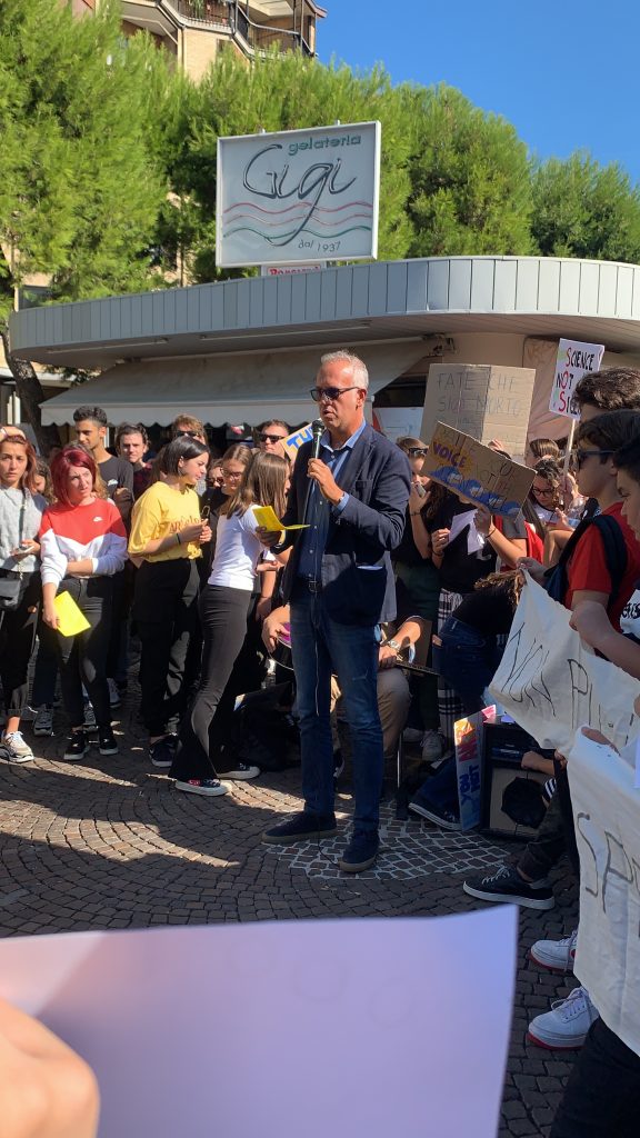 manifestazione_piazza-Foto_lucia_annibali-1-e1569605144341-576x1024