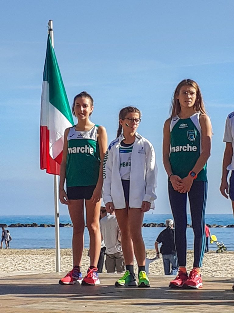 Sul-podio-per-la-premiazione