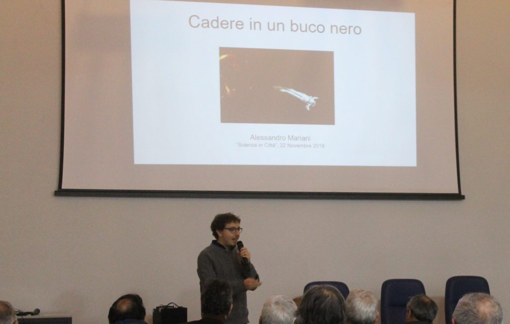 cadere-in-un-buco-nero-prima-conferenza-Scienza-in-Città-liceo-Galilei-macerata-3-1024x652