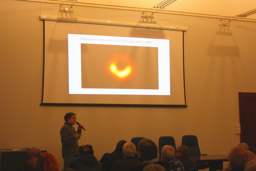 cadere-in-un-buco-nero-prima-conferenza-Scienza-in-Città-liceo-Galilei-macerata-5