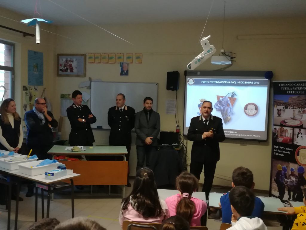 bimbi-archeologi-con-i-carabinieri-istituto-comprenviso-Sanzio-porto-potenza-2-1024x768