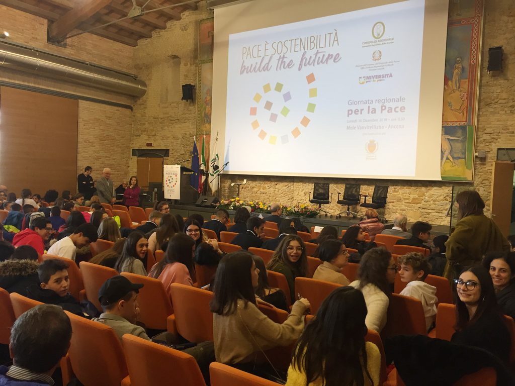 classe-5a-classico-macerata-vince-il-premio-regionale-concorso-tema-pace-e-sostenibilità-3-1024x768