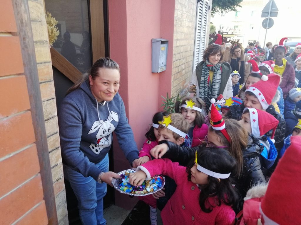 festa-di-natale-scuole-helvia-recina-e-anna-frank-1-1024x768