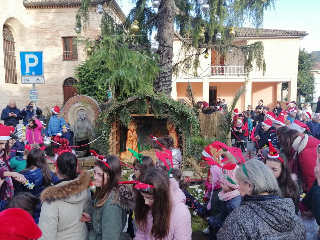 festa-di-natale-scuole-helvia-recina-e-anna-frank-2-1024x768