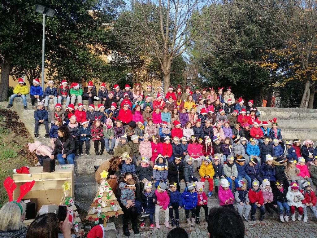 festa-di-natale-scuole-helvia-recina-e-anna-frank-3-1024x768