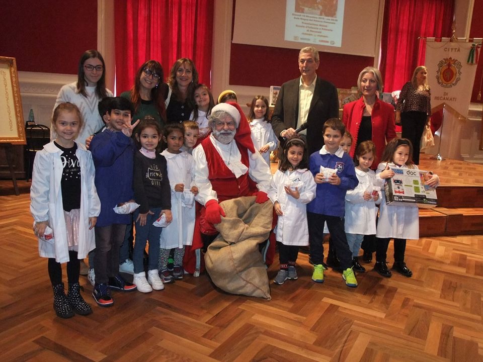 premiazione-letterine-dei-bambini-a-babbo-natale-Recanati-11