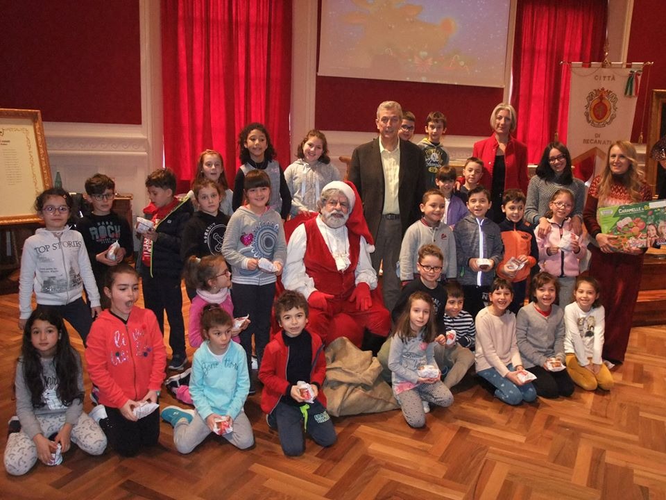 premiazione-letterine-dei-bambini-a-babbo-natale-Recanati-4