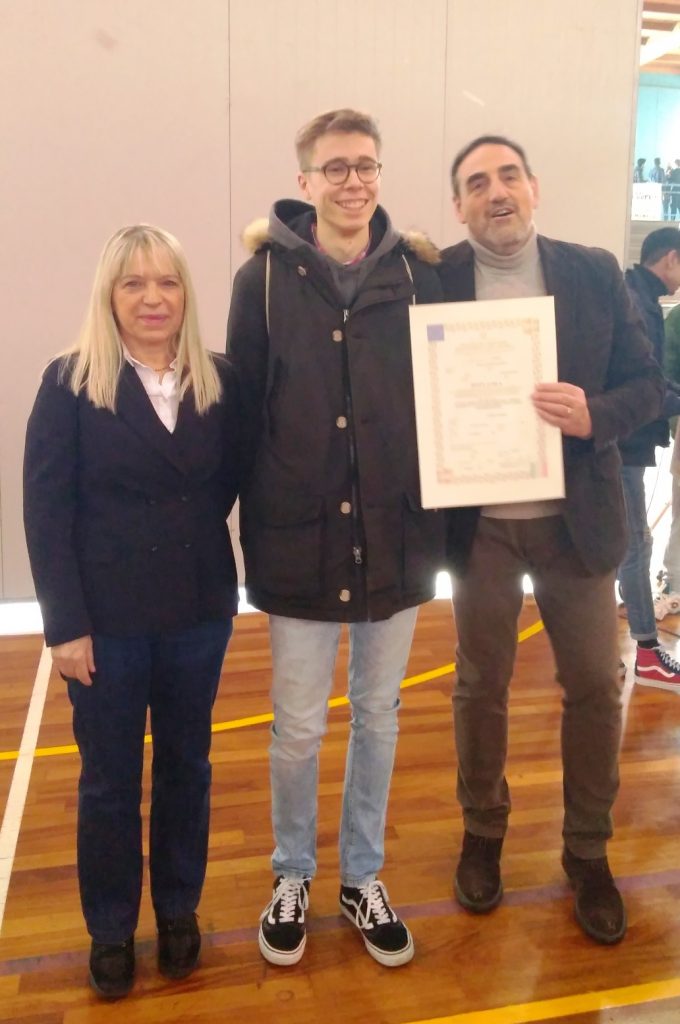 Michele-Ceresani-premiato-per-il-100-e-lode-a-san-severino-680x1024