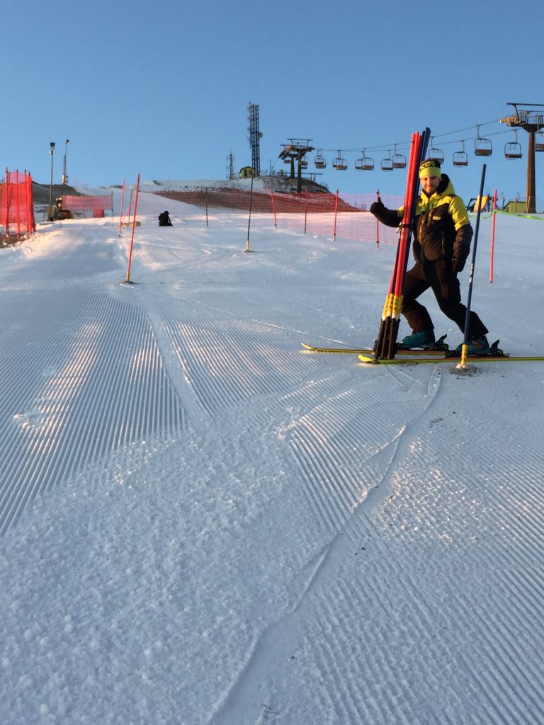 allenatore-allo-stadium-a-tracciare-sulle-piste-sarnano-neve