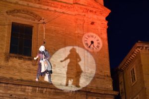 arrivo-befana-civitanova-alta-FDM-9-650x434-1-300x200