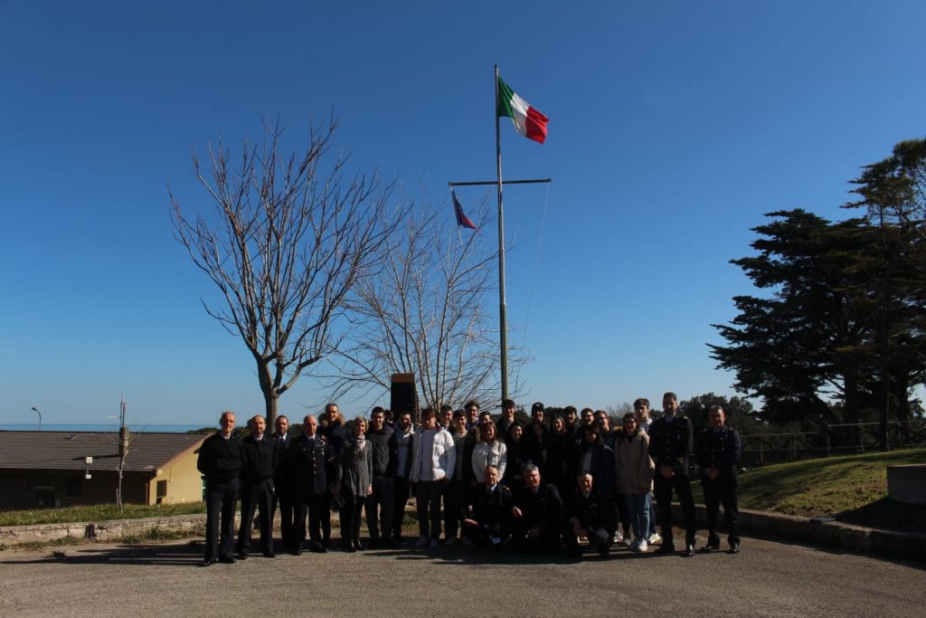 liceo-galilei-macerata-visita-areonautica-miitare-potenza-picena-1-1024x683