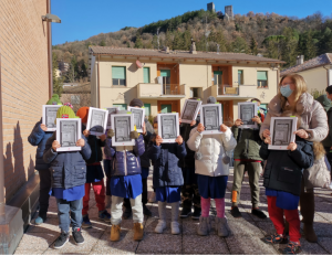 Alcuni-bambini-con-il-libro-Visso-futura