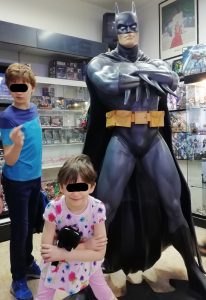 I figli di Michele con Batman, eroe preferito del papà