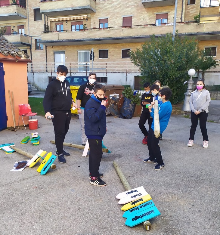 I ragazzi del Centro culturale con i cartelli