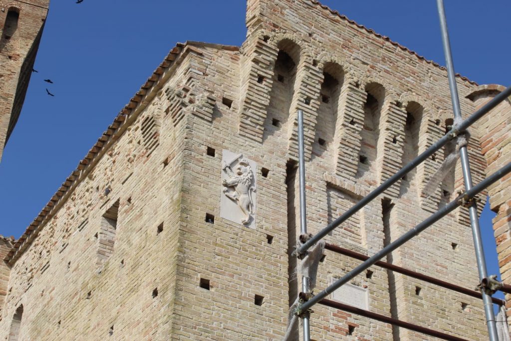 Particolare del castello con lo stemma di Recanati