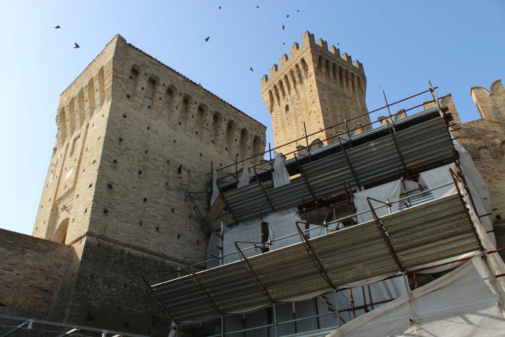 Le impalcature dei lavori al castello di Montefiore