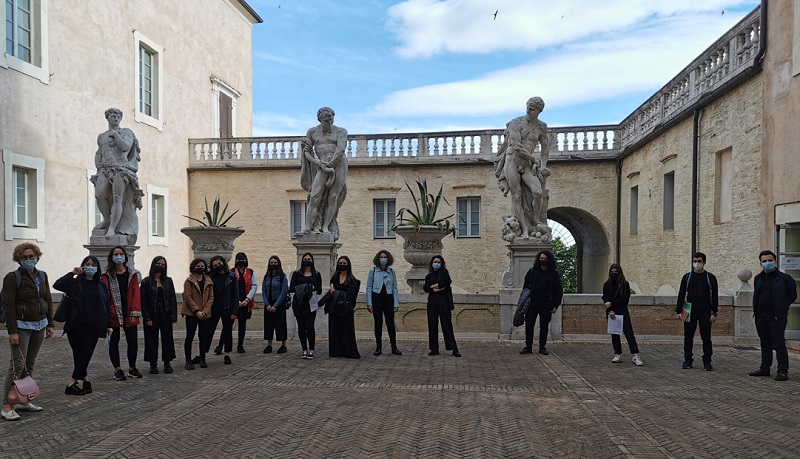 La-cathena-doro-spettacolo-del-liceo-Leopardi-a-Macerata-4