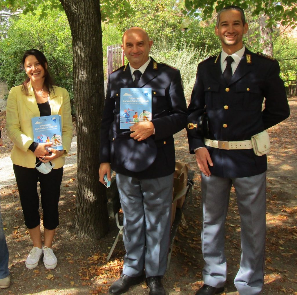 La-fiduciaria-di-plesso-Mariella-Del-Poeta-con-lispettore-capo-della-Polizia-Postale-Claudio-Tarulli-al-centro-e-lagente-Federico-Salvucci-a-destra