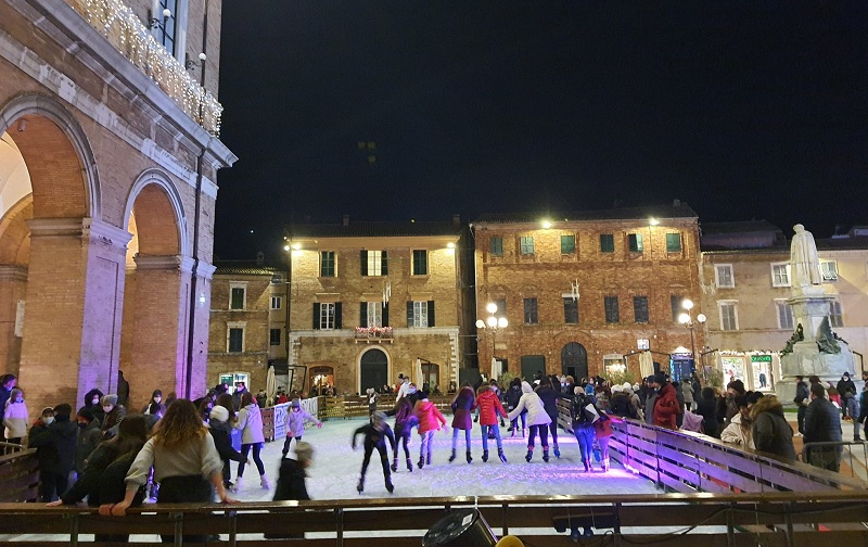 pista-pattinaggio-su-ghiaccio-Recanati