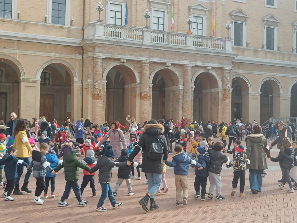 Girotondo-per-la-pace-dei-bambini-di-Recanati-