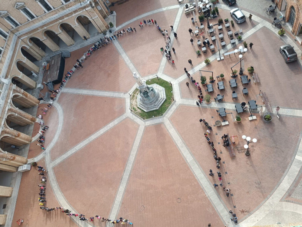 Girotondo-per-la-pace-dei-bambini-di-Recanati-in-Piazza-Giacomo-Leopardi-