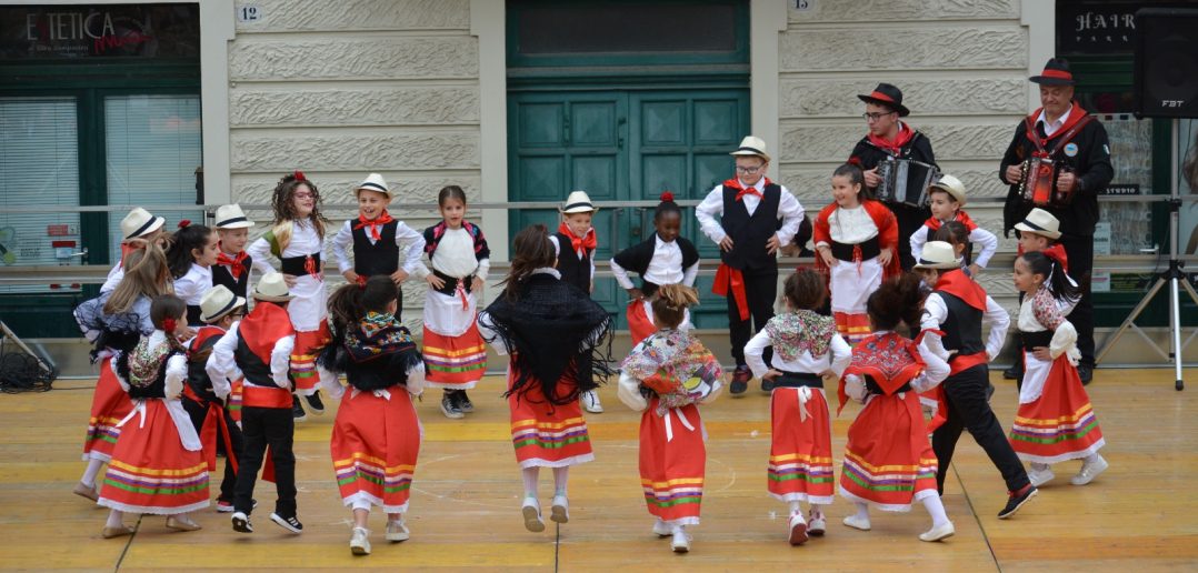 GIOCHIAMO-E-BALLIAMO-CON-MUSICA-E-TRADIZIONI-GLI-ALUNNI-DI-MONTELUPONE-A-SCUOLA-PER-VALORIZZARE-E-PROMUOVERE-LE-TRADIZIONI-CULTURALI-MARCHIGIANE