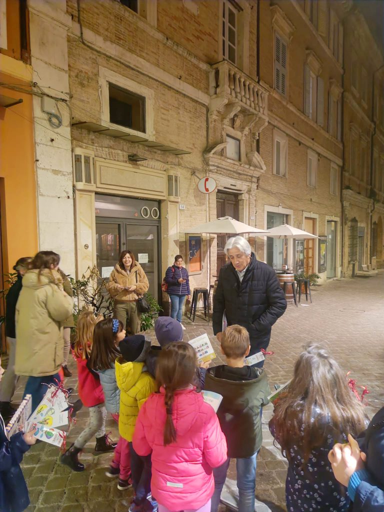 Il-sindaco-Parcaroli-con-gli-alunni-della-scuola-di-Montefano-