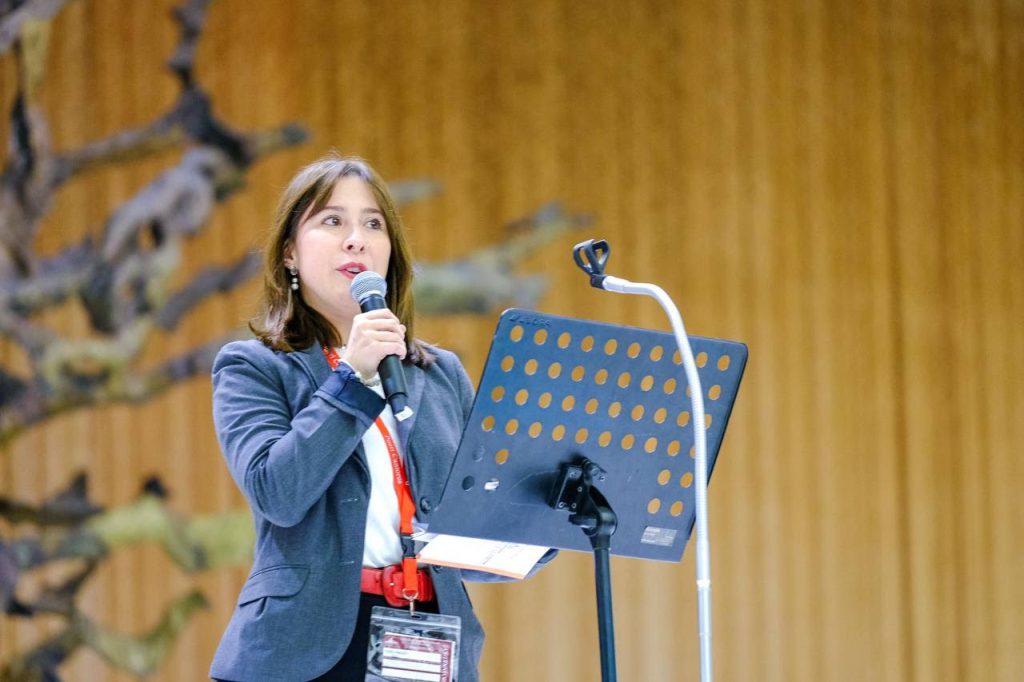 Federica-Paolucci-conduttrice-della-cerimonia-inaugurale-del-Congresso-Internazionale-dei-Pueri-Cantores.-Fotografia-Tommaso-Copparo