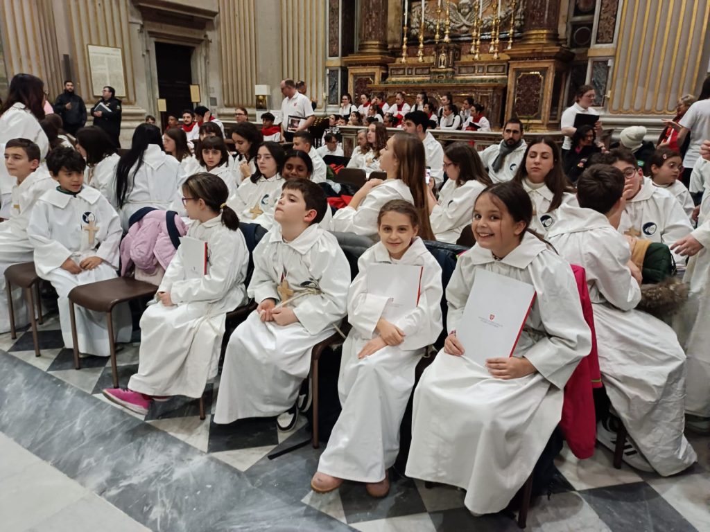 I-Pueri-Cantores-D.Zamberletti-prima-diniziare-il-Concerto-di-Gala-a-SantAndrea-della-Valle