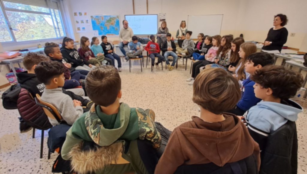 Alunni di prima durante la meditazione