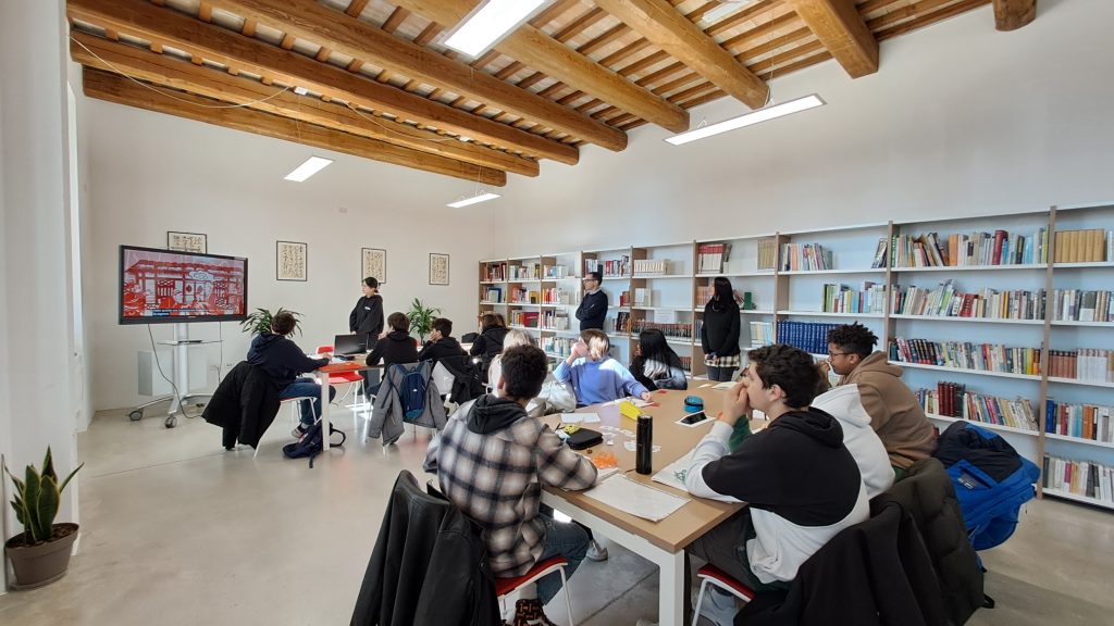 Lezione-dintercultura-nella-biblioteca-dellIstituto-Confucio