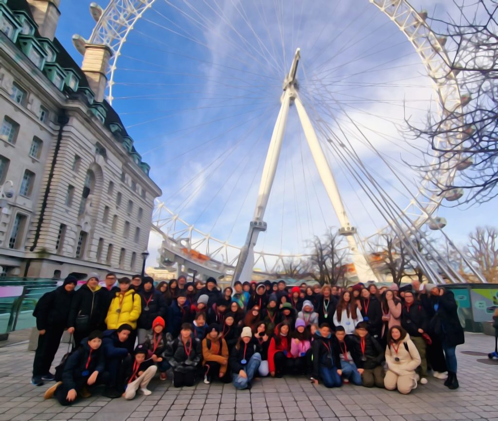 Studenti-del-Convitto-Nazionale-e-accompagnatori-sotto-il-London-Eye-