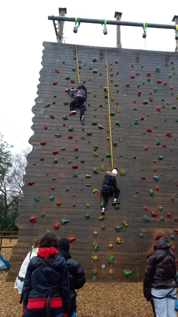 Studenti-si-cimentano-nellarrampicata