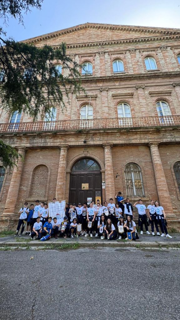 Foto-di-gruppo-davanti-al-Convitto-dopo-lincontro-con-il-Sindaco