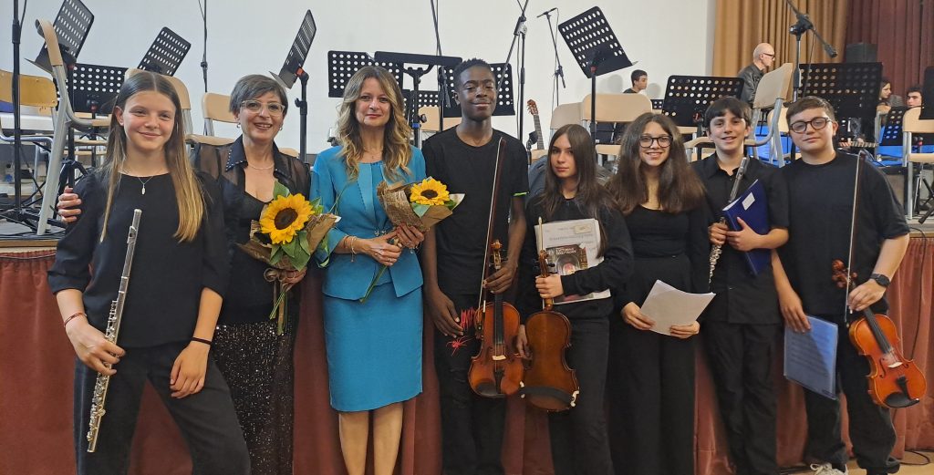 Il-DS-Roberta-Ciampechini-con-Marta-Montanari-e-alcuni-componenti-dellOrchestra-del-Convitto