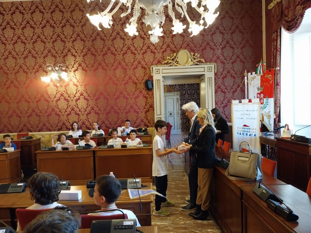 Il-Sindaco-Parcaroli-e-la-Vicesindaco-DAlessandro-mentre-conferiscono-medaglia-e-borraccia-agli-alunni-del-Convitto