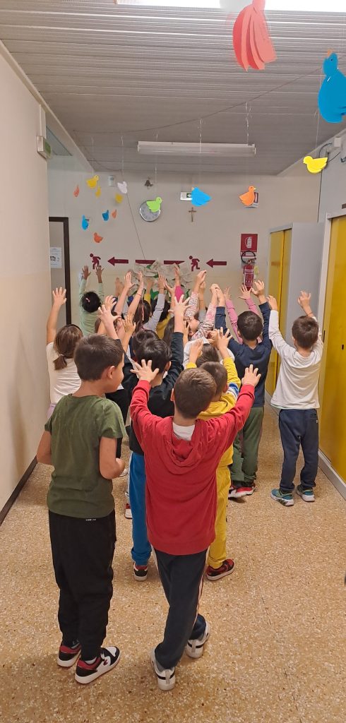 Bambini-e-bambine-della-Primaria-del-Convitto-seguono-i-fili-rossi-con-gli-Uccellini-portatori-di-Storie-che-portano-alla-Biblioteca