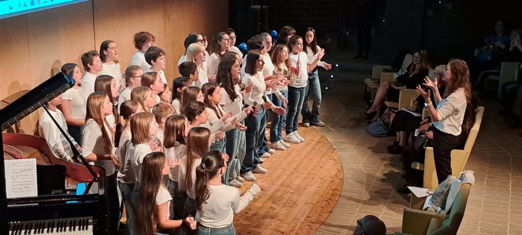 Il-Coro-del-Convitto-con-la-professoressa-Claudia-Calamita-durante-uno-dei-momenti-dellesibizione