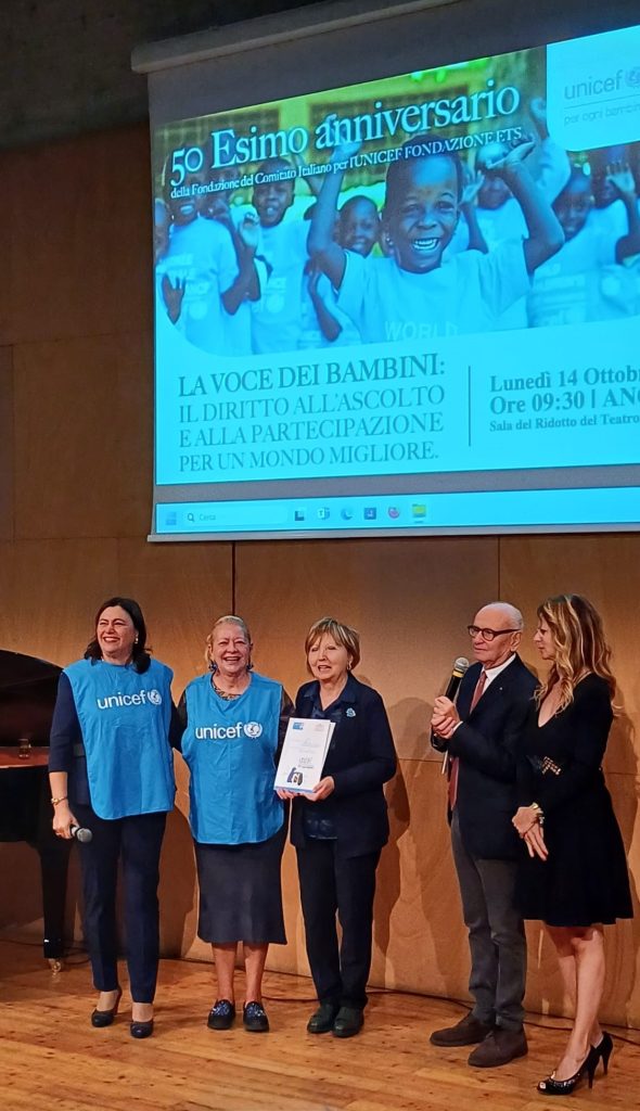 Il-volume-Un-mondo-di-pace-nei-pensieri-dei-bambini-contenente-i-lavori-del-Convitto-in-mano-alla-Presidente-Unicef-Mirella-Mazzarini