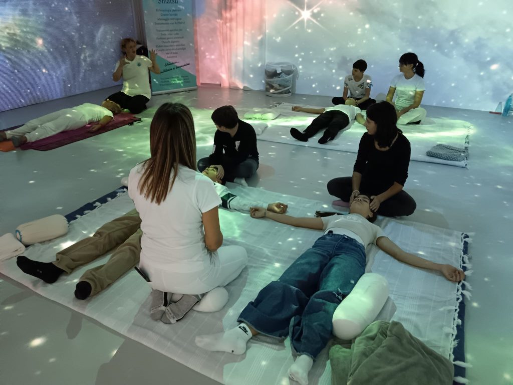 Interazione-tra-esperte-Shiatsu-e-gli-studenti-del-Convitto